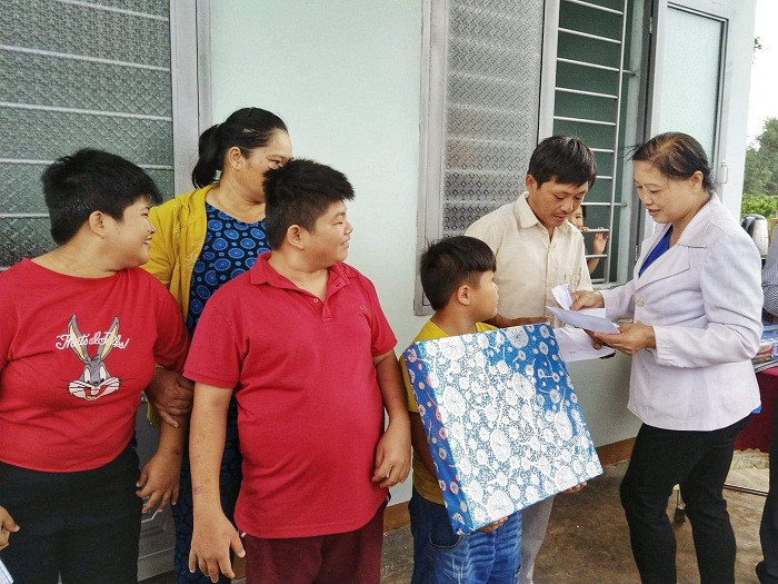 Cuốn lịch năm mới được chuyển sớm đến gia đình anh chị với lời chúc cho một cuộc sống tươi sáng hơn. Cuốn lịch năm mới được chuyển sớm đến gia đình anh chị với lời chúc cho một cuộc sống tươi sáng hơn.