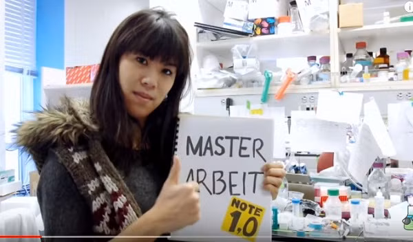 Kim Mai diễn giải trên Videofilm You Tube "schönschlau" với chủ đề “học thế nào để đạt điểm 1,0 - điểm giỏi - khi tốt nghiệp đại học” (Ảnh: tác giả cung cấp).