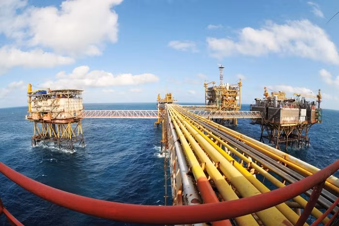 Giàn khai thác dầu khí của Vietsovpetro tại mỏ Bạch Hổ. Giàn khai thác dầu khí của Vietsovpetro tại mỏ Bạch Hổ.