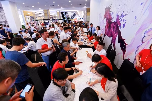 Khu vực làm thủ tục đặt cọc xe ô tô VinFast đông kín khách hàng.