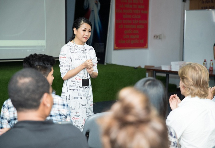 Bà Trần Uyên Phương, Phó tổng giám đốc Tập đoàn Tân Hiệp Phát, tác giả quyển sách tiếng Anh Competing with Giants giao lưu với đoàn sinh viên quốc tế Semester At Sea.