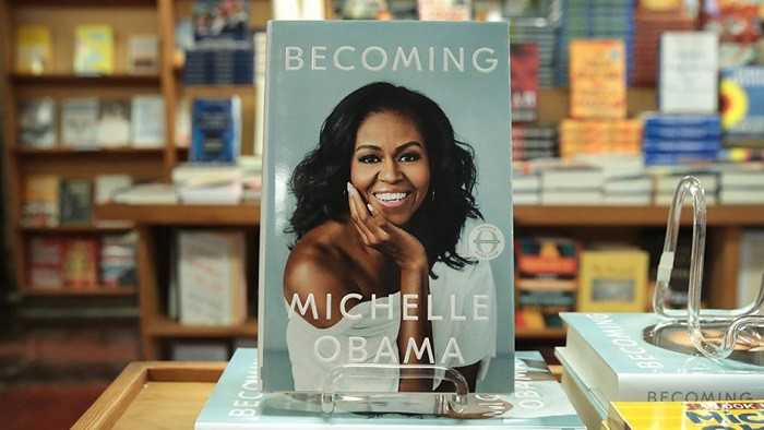 Cuốn hồi ký "Becoming" của cựu Đệ nhất Phu nhân Hoa Kỳ. Cuốn hồi ký "Becoming" của cựu Đệ nhất Phu nhân Hoa Kỳ.