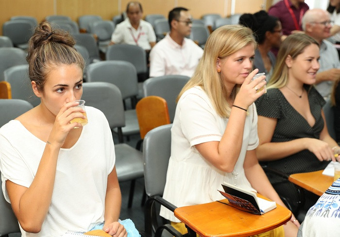 Các sinh viên dùng thử sản phẩm và chia sẻ cảm nhận với ông Stefan Reicherstorfer.