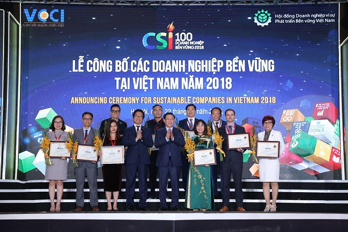 Ông Nguyễn Chí Cường – Giám đốc nhà máy sữa Vinamilk Tiên Sơn đại diện Vinamilk nhận bằng khen từ Phó Thủ tướng Vương Đình Huệ trong Lễ vinh danh Top 10 doanh nghiệp phát triển bền vững 3 năm liên tiếp 2016 - 2018.