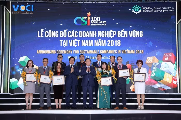 Ông Nguyễn Chí Cường – Giám đốc nhà máy sữa Vinamilk Tiên Sơn đại diện Vinamilk nhận bằng khen từ Phó Thủ tướng Vương Đình Huệ trong Lễ vinh danh Top 10 doanh nghiệp phát triển bền vững 3 năm liên tiếp 2016 - 2018.