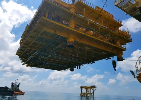 Vào lúc 20h50 ngày 17/10/2018, Liên doanh Việt - Nga Vietsovpetro đã lắp đặt thành công sàn chịu lực, khối thượng tầng, ngọn đuốc, sân bay giàn Cá Tầm.