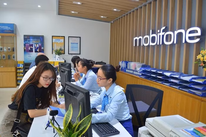 Tư vấn viên chia sẻ thông tin với khách hàng về dịch vụ chuyển mạng giữ số.