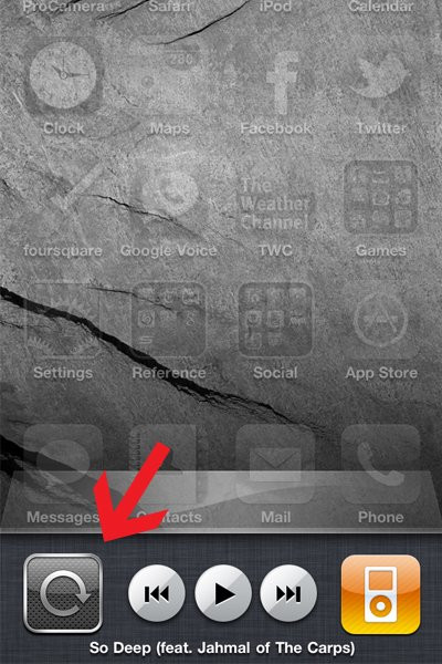 Nếu muốn khóa tính năng xoay màn hình, bạn hãy bấm đúp vào nút Home. Một cửa sổ nhỏ sẽ hiện ra bên dưới, bạn hãy bấm vào biểu tượng như trong hình để khóa tính năng xoay màn hình trên iPhone, ngoài ra bạn cũng có thể sử dụng cửa sổ nhỏ này để chơi nhạc.