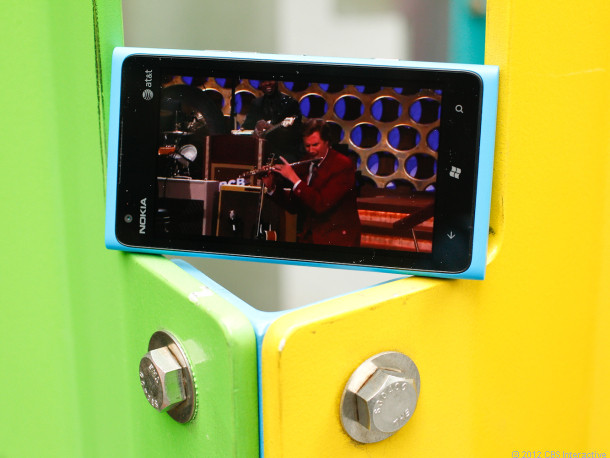 1. Nokia Lumia 900: Con bài chiến lược của Nokia có chất lượng màn hinh khá là xuất sắc, Lumia 900 sở hữu màn hình chống xước AMOLED Gorilla Glass 4,3 inch được trang bị công nghệ ClearBlack. Những ưu điểm của ClearBlack Display bao gồm khả năng hiển thị tốt dưới ánh nắng mặt trời, màu đen và trắng trở nên chân thực hơn cùng khả năng tiết kiệm điện năng. 1. Nokia Lumia 900: Con bài chiến lược của Nokia có chất lượng màn hinh khá là xuất sắc, Lumia 900 sở hữu màn hình chống xước AMOLED Gorilla Glass 4,3 inch được trang bị công nghệ ClearBlack. Những ưu điểm của ClearBlack Display bao gồm khả năng hiển thị tốt dưới ánh nắng mặt trời, màu đen và trắng trở nên chân thực hơn cùng khả năng tiết kiệm điện năng.