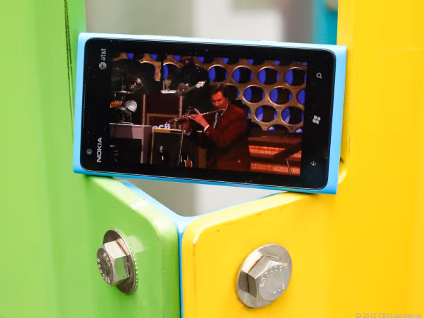 1. Nokia Lumia 900: Con bài chiến lược của Nokia có chất lượng màn hinh khá là xuất sắc, Lumia 900 sở hữu màn hình chống xước AMOLED Gorilla Glass 4,3 inch được trang bị công nghệ ClearBlack. Những ưu điểm của ClearBlack Display bao gồm khả năng hiển thị tốt dưới ánh nắng mặt trời, màu đen và trắng trở nên chân thực hơn cùng khả năng tiết kiệm điện năng.