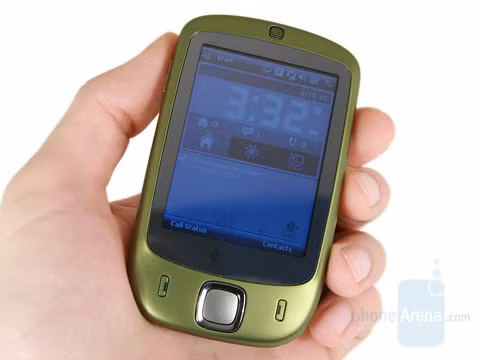 HTC Touch: Khi iPhone đầu tiên của Apple đặt chân đến thị trường, nhiều nhà sản xuất đua nhau tập trung vào sản xuất những điện thoại màn hình cảm ứng. Mặc dù nhiều người không biết đến thiết bị này nhưng HTC Touch là một trong những đối thủ nặng ký của iPhone khi đó. Điểm nổi bật nhất của HTC Touch chính là chú dế này chạy trên giao diện bóng bẩy nổi tiếng TouchFLO.