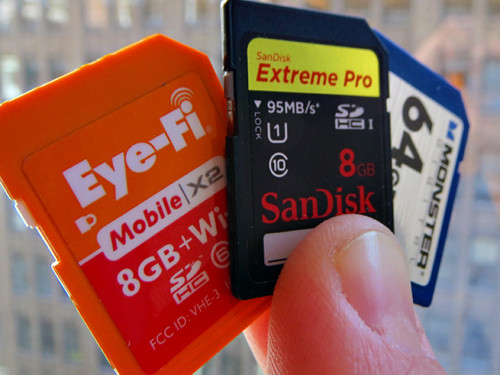 6. Lưu trữ: Ứng dụng, âm nhạc, phim ảnh, tất cả đều ngốn bộ nhớ lưu trữ trên điện thoại di động. Cũng như dung lượng pin, bộ nhớ là một trong những thứ mọi người thường không để ý khi chụp ảnh hay quay phim bằng điện thoại. Tuy nhiên, nếu smartphone trở thành máy ảnh duy nhất, bộ nhớ trở thành điều đáng bạn. Với máy ảnh, bạn có thể chụp nhiều như ý muốn mà không phải lo ngại tới hết bộ nhớ. Còn với những người muốn tải ảnh ngay lập tức từ máy, Eye-Fi Mobile X2 cho phép tải ảnh trực tiếp từ máy ảnh sang thiết bị iOS hay Android. 6. Lưu trữ: Ứng dụng, âm nhạc, phim ảnh, tất cả đều ngốn bộ nhớ lưu trữ trên điện thoại di động. Cũng như dung lượng pin, bộ nhớ là một trong những thứ mọi người thường không để ý khi chụp ảnh hay quay phim bằng điện thoại. Tuy nhiên, nếu smartphone trở thành máy ảnh duy nhất, bộ nhớ trở thành điều đáng bạn. Với máy ảnh, bạn có thể chụp nhiều như ý muốn mà không phải lo ngại tới hết bộ nhớ. Còn với những người muốn tải ảnh ngay lập tức từ máy, Eye-Fi Mobile X2 cho phép tải ảnh trực tiếp từ máy ảnh sang thiết bị iOS hay Android.