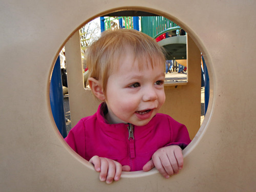 3. Hiệu suất chụp ảnh: Bất cứ ai muốn chụp một đứa trẻ hay thú cưng hiếu động với smartphone đều biết việc này khó khăn tới mức nào. Ngay cả khi bạn nghĩ đã chụp được, bức ảnh cuối nhiều khả năng vẫn bị nhiễu, mờ, rung. Các nhà sản xuất máy ảnh cải thiện mọi khía cạnh của khả năng chụp ảnh như thời gian khởi động, độ trễ khi chụp, thời gian chụp liên tiếp. Ngoài ra, người dùng còn có thể giữ nút bấm chụp ảnh để lấy nét theo đúng ý muốn trước khi chụp. 3. Hiệu suất chụp ảnh: Bất cứ ai muốn chụp một đứa trẻ hay thú cưng hiếu động với smartphone đều biết việc này khó khăn tới mức nào. Ngay cả khi bạn nghĩ đã chụp được, bức ảnh cuối nhiều khả năng vẫn bị nhiễu, mờ, rung. Các nhà sản xuất máy ảnh cải thiện mọi khía cạnh của khả năng chụp ảnh như thời gian khởi động, độ trễ khi chụp, thời gian chụp liên tiếp. Ngoài ra, người dùng còn có thể giữ nút bấm chụp ảnh để lấy nét theo đúng ý muốn trước khi chụp.