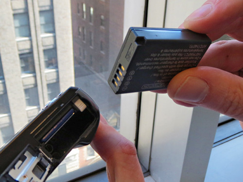 5. Pin: Nếu chỉ chụp một vài tấm ảnh hay quan đoạn phim ngắn 30 giây, pin điện thoại chắc chắn không bị ảnh hưởng. Nhưng nếu thời gian kéo dài cả một sự kiện, một ngày, máy ảnh trên điện thoại sẽ làm hao pin khủng khiếp. 5. Pin: Nếu chỉ chụp một vài tấm ảnh hay quan đoạn phim ngắn 30 giây, pin điện thoại chắc chắn không bị ảnh hưởng. Nhưng nếu thời gian kéo dài cả một sự kiện, một ngày, máy ảnh trên điện thoại sẽ làm hao pin khủng khiếp.