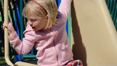 10. Quay phim: Quay phim bằng máy ảnh tận dụng được nhiều lợi thế ở trên như ống kính zoom, bộ ổn định quang học, và cả khả năng chụp hình tĩnh trong khi quay. Tấm ảnh ở trên được chụp bằng Sony HX10V trong khi đang quay phim HD. Nhiều máy ảnh cho phép quay video sử dụng bộ lọc hay chế độ quay slow-motion. 10. Quay phim: Quay phim bằng máy ảnh tận dụng được nhiều lợi thế ở trên như ống kính zoom, bộ ổn định quang học, và cả khả năng chụp hình tĩnh trong khi quay. Tấm ảnh ở trên được chụp bằng Sony HX10V trong khi đang quay phim HD. Nhiều máy ảnh cho phép quay video sử dụng bộ lọc hay chế độ quay slow-motion.