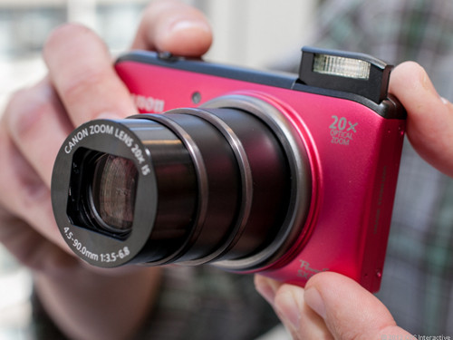 7. Chống rung hình ảnh quang học/ trên ống kính: Smartphone chỉ có chế độ chống rung kĩ thuật số, cũng như zoom kĩ thuật số, sẽ làm giảm chất lượng hình ảnh. Trừ các dòng máy giá rẻ, máy ảnh sẽ có hệ thống chống rung quang học hoặc ống kính có tính năng chống rung mà không làm ảnh hưởng tới hình ảnh và hiệu quả hơn nhiều. 7. Chống rung hình ảnh quang học/ trên ống kính: Smartphone chỉ có chế độ chống rung kĩ thuật số, cũng như zoom kĩ thuật số, sẽ làm giảm chất lượng hình ảnh. Trừ các dòng máy giá rẻ, máy ảnh sẽ có hệ thống chống rung quang học hoặc ống kính có tính năng chống rung mà không làm ảnh hưởng tới hình ảnh và hiệu quả hơn nhiều.