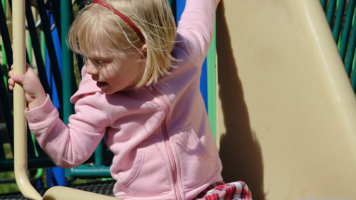 10. Quay phim: Quay phim bằng máy ảnh tận dụng được nhiều lợi thế ở trên như ống kính zoom, bộ ổn định quang học, và cả khả năng chụp hình tĩnh trong khi quay. Tấm ảnh ở trên được chụp bằng Sony HX10V trong khi đang quay phim HD. Nhiều máy ảnh cho phép quay video sử dụng bộ lọc hay chế độ quay slow-motion. 10. Quay phim: Quay phim bằng máy ảnh tận dụng được nhiều lợi thế ở trên như ống kính zoom, bộ ổn định quang học, và cả khả năng chụp hình tĩnh trong khi quay. Tấm ảnh ở trên được chụp bằng Sony HX10V trong khi đang quay phim HD. Nhiều máy ảnh cho phép quay video sử dụng bộ lọc hay chế độ quay slow-motion.