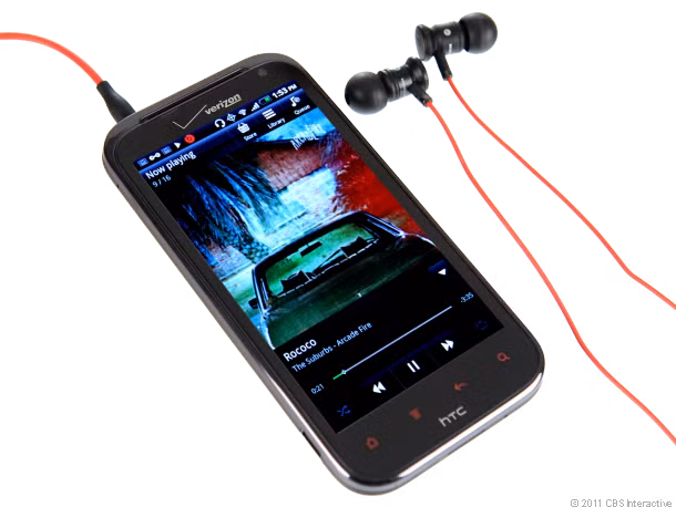 5. HTC Rezound: Rezound không chỉ được trang bị tai nghe Beats Audio với chất lượng âm thanh tuyệt hảo mà còn sở hữu cả màn hình hiển thị ấn tượng. Điểm nổi bật mà người dùng nhanh chóng nhận ra là Rezound chính là màn hình Super LCD 4,3 inch với độ phân giải HD 720 p. Lướt web, xem video hay chơi game trên chiếc smartphone này đều đem lại cảm giác rất đã.