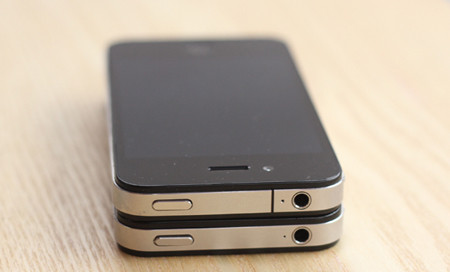 So sánh phần đỉnh máy với 4S-Retina nằm trên. So sánh phần đỉnh máy với 4S-Retina nằm trên.