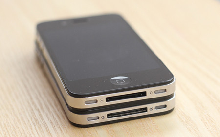 Cổng kết nối và loa ngoài giống hệt nhau. Hai máy cũng có thể dùng chung dây sạc và dây sync. Cổng kết nối và loa ngoài giống hệt nhau. Hai máy cũng có thể dùng chung dây sạc và dây sync.