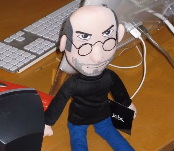Chế tác búp bê Steve Jobs trở thành một cách phổ biến để tưởng nhớ cố CEO Apple.