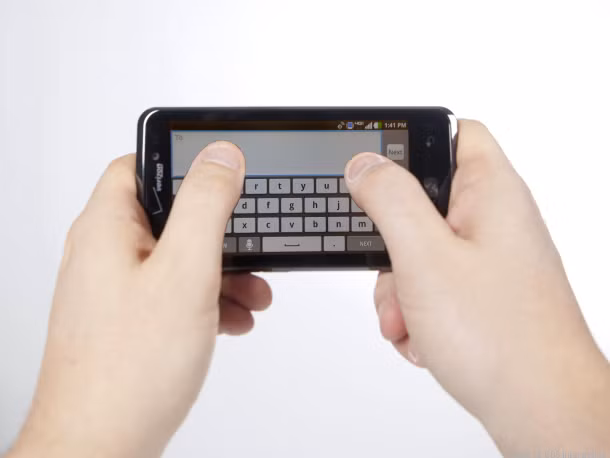 2. LG Spectrum: Smartphone của LG có màn hình IPS độ phân giải 1280 x 720 pixel, cho hình ảnh sáng đẹp, sắc nét cùng độ tương phản cao. Ngoài ra chiếc điện thoại này còn có khả năng quay video 1080p cho những clip sinh động, mượt mà.