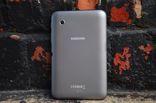 Thiết bị có hình dáng hoàn toàn giống Galaxy Tab nguyên bản, nhưng phần cứng bên trong và bên ngoài đổi mới hoàn toàn. Thiết bị có hình dáng hoàn toàn giống Galaxy Tab nguyên bản, nhưng phần cứng bên trong và bên ngoài đổi mới hoàn toàn.
