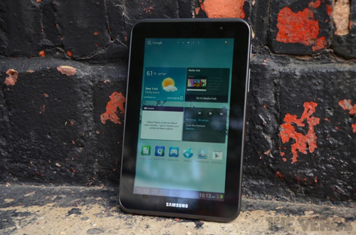 Galaxy Tab 7, 10.1, 8.9, 7.0 Plus, 7.7 và giờ là Galaxy Tab 2 7.0 và 10.1. Samsung thực sự đã sản xuất ra đại gia đình máy tính bảng lớn và khó nhớ tên. Đáng chú ý là “lính mới” Tab 2 7.0 với mức giá 249 USD, chỉ đắt hơn Kindle Fire của Amazon 50 USD nhưng được trang bị cả máy ảnh. Galaxy Tab 7, 10.1, 8.9, 7.0 Plus, 7.7 và giờ là Galaxy Tab 2 7.0 và 10.1. Samsung thực sự đã sản xuất ra đại gia đình máy tính bảng lớn và khó nhớ tên. Đáng chú ý là “lính mới” Tab 2 7.0 với mức giá 249 USD, chỉ đắt hơn Kindle Fire của Amazon 50 USD nhưng được trang bị cả máy ảnh.