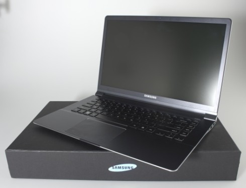 Samsung Series 9 (15 inch) cũng được gọi là ultrabook khổng lồ cùng với Acer Timeline Ultra. Máy chỉ mỏng 14,7 mm, dùng chip Core i5, ổ SSD 128 GB, màn hình 1.600 x 900 pixel cùng giá bán khởi điểm lần lượt là 1.500 USD. Sản phẩm dự kiến được đưa về VN vào giữa năm. Samsung Series 9 (15 inch) cũng được gọi là ultrabook khổng lồ cùng với Acer Timeline Ultra. Máy chỉ mỏng 14,7 mm, dùng chip Core i5, ổ SSD 128 GB, màn hình 1.600 x 900 pixel cùng giá bán khởi điểm lần lượt là 1.500 USD. Sản phẩm dự kiến được đưa về VN vào giữa năm.