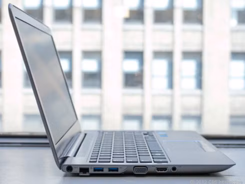 Samsung Series 5 Ultra có hai phiên bản 13 inch và 14 inch, được phân phối tại VN với giá khởi điểm dễ chịu là 20 triệu đồng. Máy tích hợp màn hình HD 300 nit LED SuperBright cùng công nghệ chống chói giúp nhìn rõ dưới trời nắng. Sản phẩm được trang bị Core i5, RAM 4 GB, ổ SSD 16 GB kết hợp HDD 500 GB.