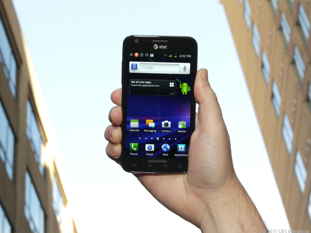 6. Samsung Galaxy S II Skyrocket (AT&T): Không cần phải nói nhiều về màn hình cảm ứng Super AMOLED Samsung và đó cũng là quá đủ đề hình dung ra chất lượng của màn hình cảm ứng trên Galaxy S II. Smartphone của Samsung được thiết kế với màn hình AMOLED Plus 4,5 inch cùng kết nối 4G LTE cùng rất nhiều tính năng hữu ích khác như xử lý 1,5 GHz, chip NFC và camera độ phân giải 8 MP cho chất lượng ảnh chụp tốt và khả năng quay video HD độ phân giải 1080p. 6. Samsung Galaxy S II Skyrocket (AT&T): Không cần phải nói nhiều về màn hình cảm ứng Super AMOLED Samsung và đó cũng là quá đủ đề hình dung ra chất lượng của màn hình cảm ứng trên Galaxy S II. Smartphone của Samsung được thiết kế với màn hình AMOLED Plus 4,5 inch cùng kết nối 4G LTE cùng rất nhiều tính năng hữu ích khác như xử lý 1,5 GHz, chip NFC và camera độ phân giải 8 MP cho chất lượng ảnh chụp tốt và khả năng quay video HD độ phân giải 1080p.