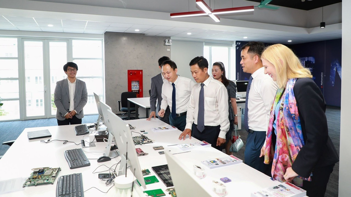 Buổi giới thiệu sản phẩm nghiên cứu tại Innovation-Hub, Viện Công nghệ Thông tin, Đại học Quốc gia Hà Nội. Ảnh: NVCC Buổi giới thiệu sản phẩm nghiên cứu tại Innovation-Hub, Viện Công nghệ Thông tin, Đại học Quốc gia Hà Nội. Ảnh: NVCC