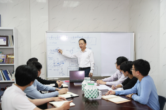 Giáo sư, Tiến sĩ Trần Xuân Tú đang hướng dẫn nhóm nghiên cứu. Ảnh: NVCC Giáo sư, Tiến sĩ Trần Xuân Tú đang hướng dẫn nhóm nghiên cứu. Ảnh: NVCC