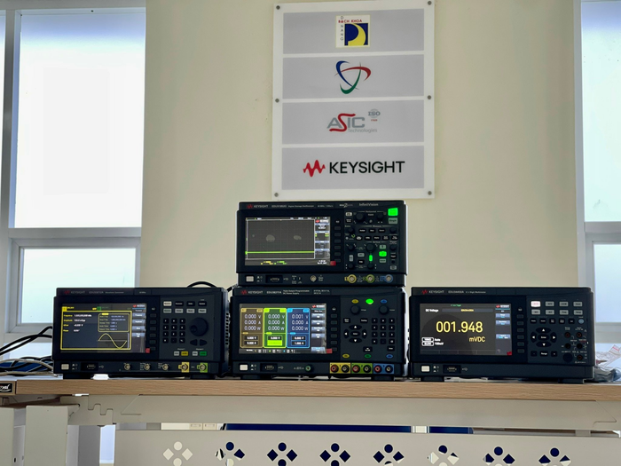 Lab Điện tử cơ bản Keysight Smart Bench Essentials - thiết bị được phát triển để thiết kế và thử nghiệm sản phẩm trong quá trình sản xuất và nghiên cứu vi mạch. (Ảnh: Trường Đại học Bách khoa - Đại học Đà Nẵng cung cấp). Lab Điện tử cơ bản Keysight Smart Bench Essentials - thiết bị được phát triển để thiết kế và thử nghiệm sản phẩm trong quá trình sản xuất và nghiên cứu vi mạch. (Ảnh: Trường Đại học Bách khoa - Đại học Đà Nẵng cung cấp).