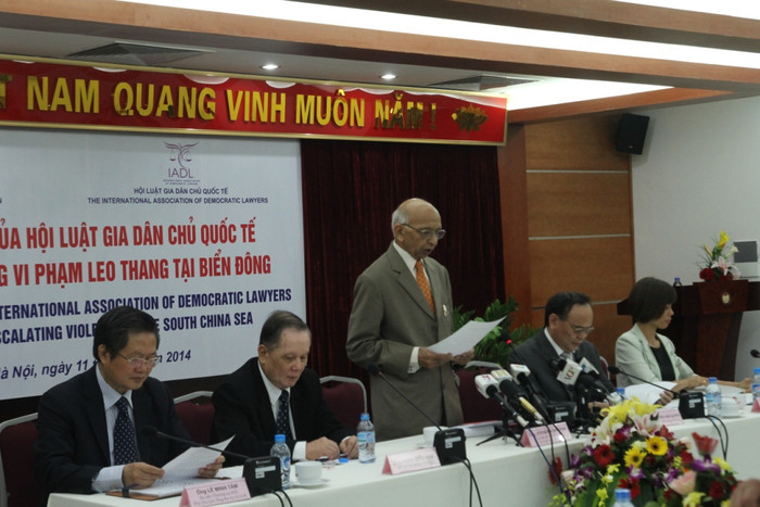 Ông Jitendra Sharma, thành viên Ban thường vụ IADL, Chủ tịch danh dự IADL đọc bản tuyên bố tại họp báo. Ông Jitendra Sharma, thành viên Ban thường vụ IADL, Chủ tịch danh dự IADL đọc bản tuyên bố tại họp báo.