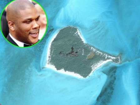 Đạo diễn và nhà sản xuất phim Tyler Perry đã mua đảo White Bay Cay hồi năm 2009. Ông đã cho xây dựng một ngôi nhà và khách sạn bằng gỗ Đạo diễn và nhà sản xuất phim Tyler Perry đã mua đảo White Bay Cay hồi năm 2009. Ông đã cho xây dựng một ngôi nhà và khách sạn bằng gỗ