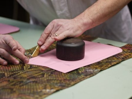 Các tấm da được đo 2 lần và cắt 1 lần