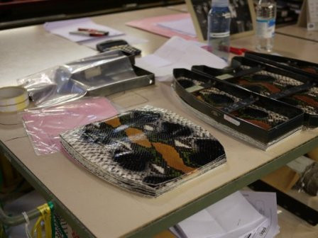 Các miếng da rắn đã được cắt sẵn cho vào túi trong nhà máy