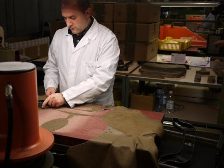 Từng thao tác của các nhân viên hết sức cẩn thận và tỉ mỉ