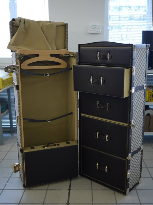 Chiếc tủ để quần áo này được làm bằng tay tại nhà máy của Gucci. Để hoàn thành chiếc tủ, 2 người thợ tài hoa đã mất tới 1 tháng