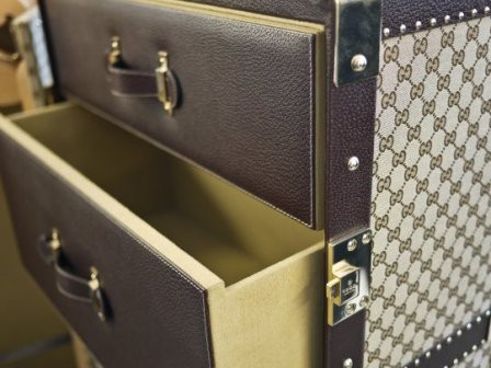 Cận cảnh chiếc tủ có các ngăn đựng quần áo làm bằng tay của Gucci