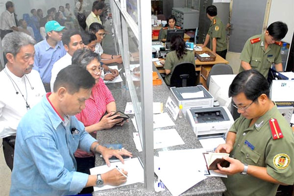 Miễn thị thực cho người Việt Nam định cư ở nước ngoài có hiệu lực từ 15/11. ảnh: Báo Giao thông.