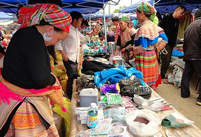 Phần giá trị hàng hóa vượt định mức quy định trên phải chịu thuế theo quy định của pháp luật hiện hành. ảnh: Kinh doanh & pháp luật. Phần giá trị hàng hóa vượt định mức quy định trên phải chịu thuế theo quy định của pháp luật hiện hành. ảnh: Kinh doanh & pháp luật.