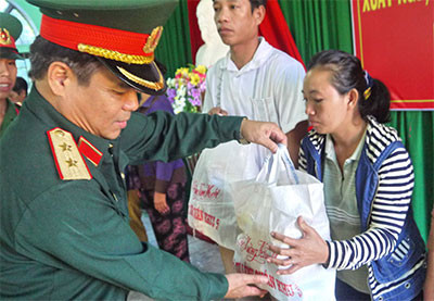 Trung tướng Lê Chiêm trao quà cho đồng bào nghèo tại Cù Lao Chàm,Hội An, tỉnh Quảng Nam. ảnh: QĐND. Trung tướng Lê Chiêm trao quà cho đồng bào nghèo tại Cù Lao Chàm,Hội An, tỉnh Quảng Nam. ảnh: QĐND.