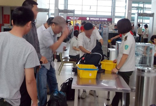 Hành khách sẽ bị xử phạt nặng nếu làm ảnh hưởng tới an ninh hàng không. ảnh minh họa: Tô hà/Người Lao động. Hành khách sẽ bị xử phạt nặng nếu làm ảnh hưởng tới an ninh hàng không. ảnh minh họa: Tô hà/Người Lao động.