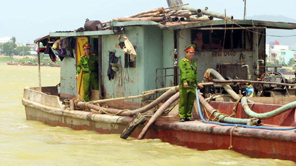 Phó Thủ tướng nói rõ, ở đây xảy ra vi phạm thì Bí thư, Chủ tịch, trưởng công an nơi đó phải bị xem xét đầu tiên. ảnh minh họa: Hà Nội Mới. Phó Thủ tướng nói rõ, ở đây xảy ra vi phạm thì Bí thư, Chủ tịch, trưởng công an nơi đó phải bị xem xét đầu tiên. ảnh minh họa: Hà Nội Mới.