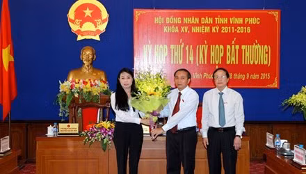 Bà Hoàng Thuý Lan, Bí thư tỉnh uỷ Vĩnh Phúc chúc mừng ông Nguyễn Văn Trì được bầu giữ chức Chủ tịch UBND tỉnh. ảnh: TTXVN