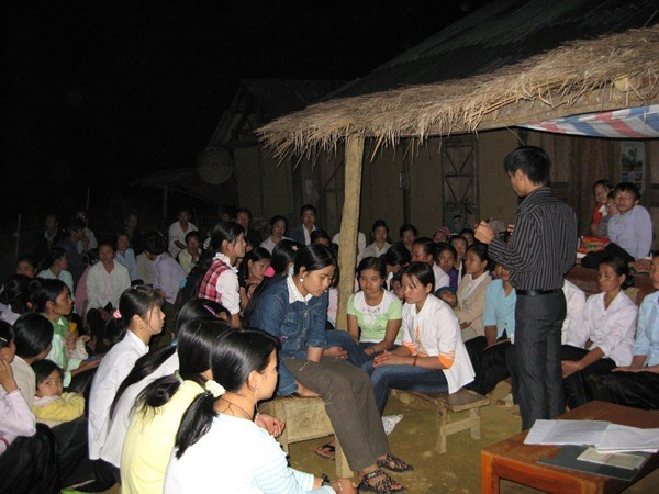 Ban ngày người dân bận lên nương, các bác sỹ phải tranh thủ buổi tối để tuyên truyền, vận động người dân tham gia điều trị ARV và uống methadone. Ban ngày người dân bận lên nương, các bác sỹ phải tranh thủ buổi tối để tuyên truyền, vận động người dân tham gia điều trị ARV và uống methadone.