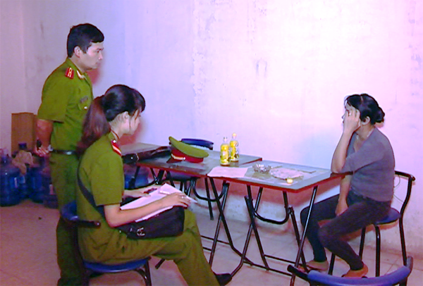 Công an TP Vĩnh Yên lập biên bản cơ sở cà phê thư giãn, tẩm quất, massage mại dâm trá hình. (ảnh:: Báo Công an Nhân dân).