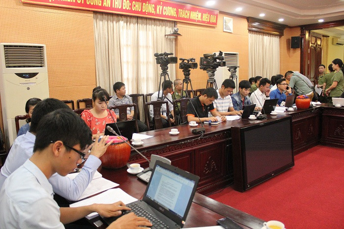 Cuộc họp báo chiều 10/11 liên quan tới vụ 2 luật sư bị hành hung thu hút sự quan tâm của nhiều cơ quan báo, đài (ảnh: XUÂN QUANG). Cuộc họp báo chiều 10/11 liên quan tới vụ 2 luật sư bị hành hung thu hút sự quan tâm của nhiều cơ quan báo, đài (ảnh: XUÂN QUANG).